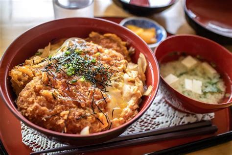 井中間一點怎麼念|丼飯的「丼」怎麼唸？超多人唸錯！ 真實讀音曝光…